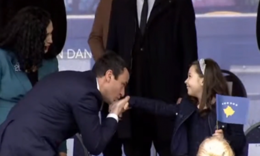 Momenti kur Kurti ua puth duart vajzave të Vjosa Osmanit