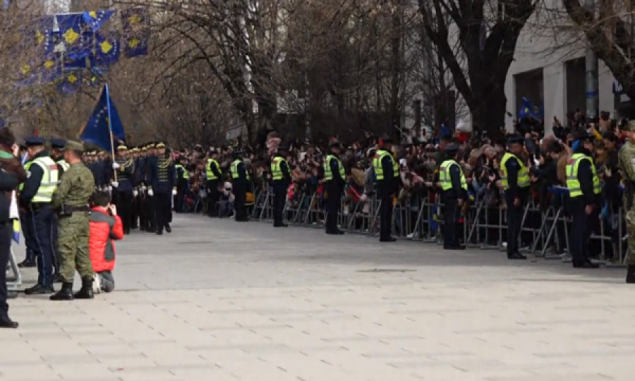 Fillon parakalimi i kuadrateve të FSK’së dhe Policisë së Kosovës në sheshin “Nëna Terezë”