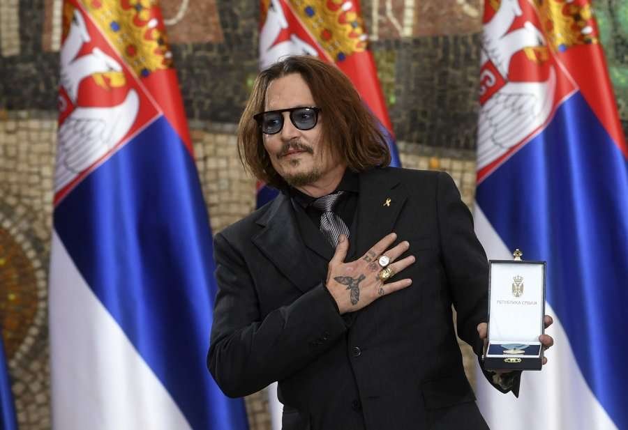 Johnny Depp dekorohet me medalje nga Presidenti serb