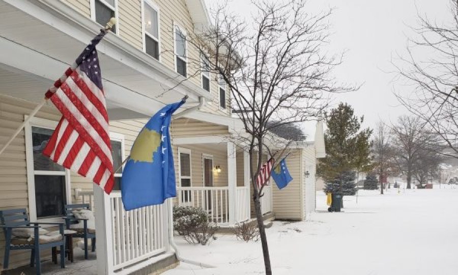 Familjet amerikane i vendosin flamujt e Kosovës para shtëpive për Ditën e Pavarësisë