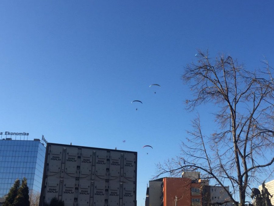 Festë në qiell, në Prishtinë lëshohen parashutat me flamujtë e Kosovës dhe atë kombëtar
