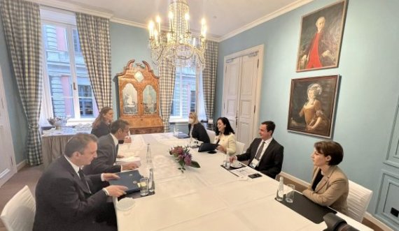 Kurti e Osmani e takojnë në Mynih Kryeministrin grek