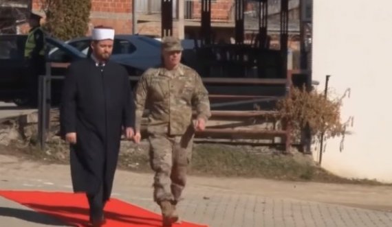 Komandanti amerikan në Bondsteel vizitoi këtë të premte xhaminë në Prishtinë