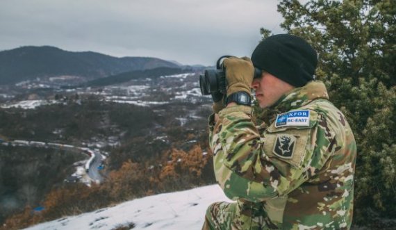 Ushtarët amerikanë afër fshatit Jarinje, vëzhgojnë zonën kufitare mes Kosovës dhe Serbisë