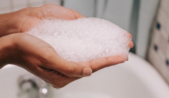 Pse nuk duhet ta përdorni shampon pas datës së skadencës