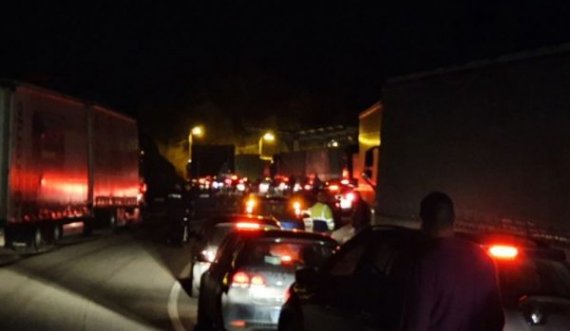 Mediat: Kolona veturash në Jarinje: QMK: Pritjet vetëm 3-5 minuta