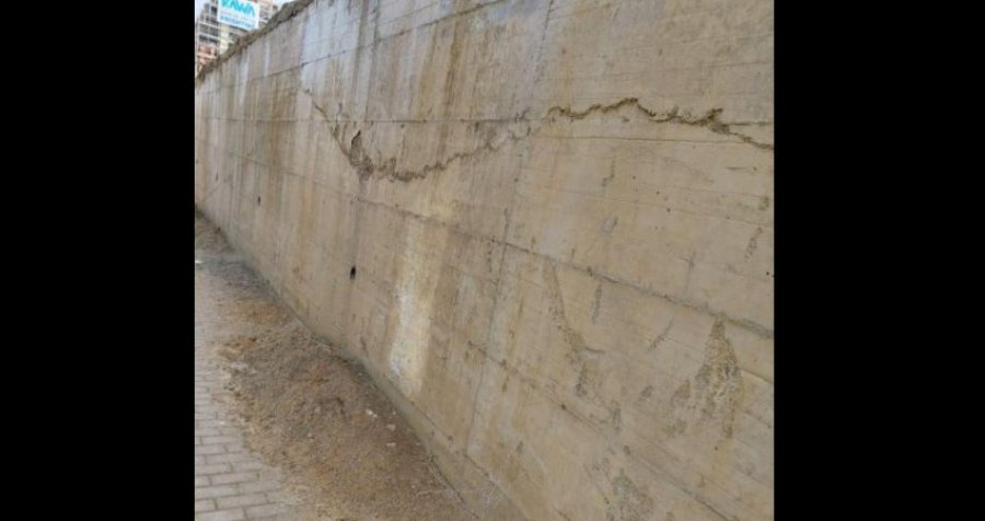 E frikshme: Çahet muri e shembet toka në këtë pjesë të Prishtinës 