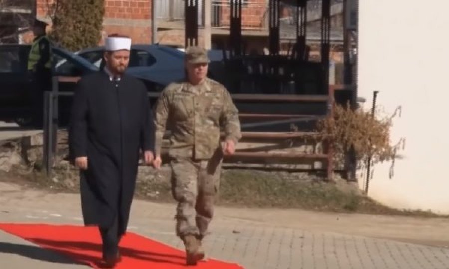 Komandanti amerikan në Bondsteel vizitoi këtë të premte xhaminë në Prishtinë
