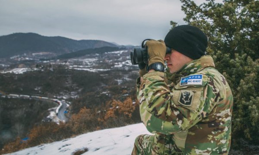 Ushtarët amerikanë afër fshatit Jarinje, vëzhgojnë zonën kufitare mes Kosovës dhe Serbisë