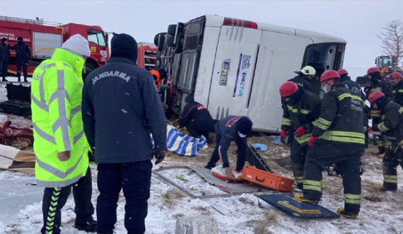 E rëndë: Përmbyset autobusi, vdesin 5 persona dhe plagosen 26 të tjerë