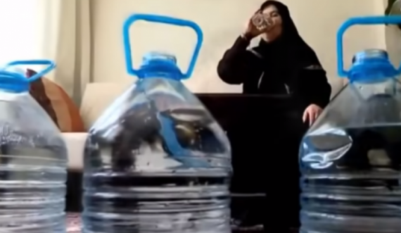 Gruaja që pi 25 litra ujë në ditë: Nuk po mundem ta ndal mjekët nuk din çfarë të më bëjnë