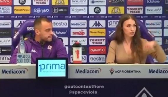 Futbollisti i Fiorentinës joshet nga prezantuesja në konferencë për shtyp, bëhet hit në internet