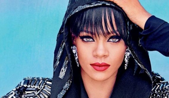Me barkun e fryrë jashtë, Rihanna merr vëmendje me pallton prej 935 euro