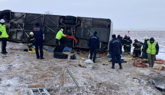 Përmbyset autobusi në Konya të Turqisë, ka të vdekur dhe dhjetëra të lënduar