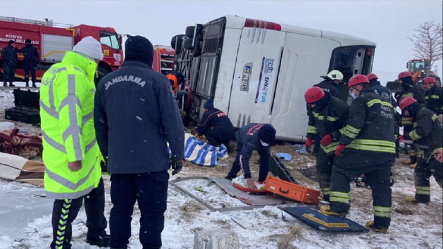 E rëndë: Përmbyset autobusi, vdesin 5 persona dhe plagosen 26 të tjerë