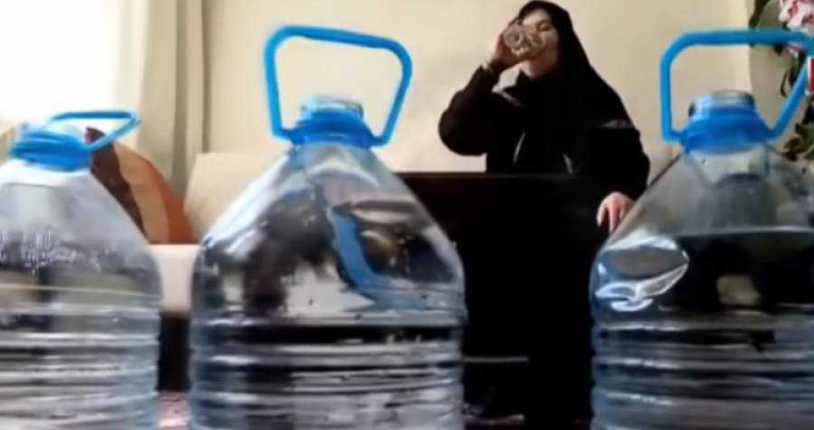Gruaja që pi 25 litra ujë në ditë: Nuk po mundem ta ndal mjekët nuk din çfarë të më bëjnë