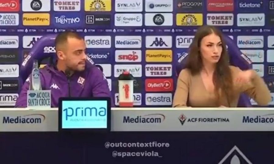 Futbollisti i Fiorentinës joshet nga prezantuesja në konferencë për shtyp, bëhet hit në internet