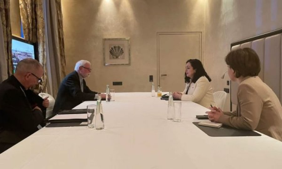 Presidentja Osmani dhe ministrja Gërvalla takojnë zyrtarin e lartë të Vatikanit, shprehin gatishmëri për avancim raportesh