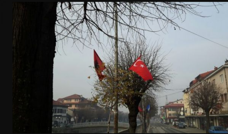 Larguan flamurin e Turqisë nga një shtyllë elektrike, arrestohen 5 persona në Prizren, prej tyre 4 të mitur