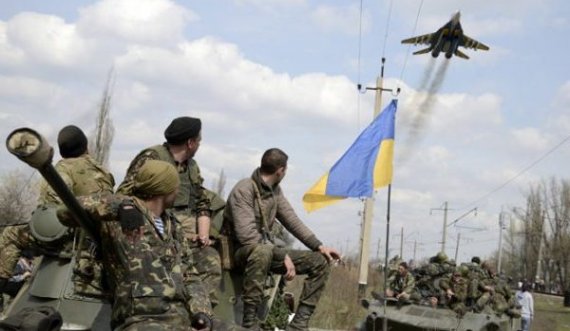 Momenti kur ministri ukrainas shtrihet në tokë për t’u shpëtuar breshërive të predhave