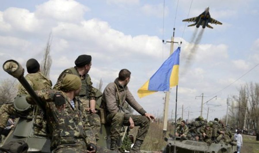 Momenti kur ministri ukrainas shtrihet në tokë për t’u shpëtuar breshërive të predhave