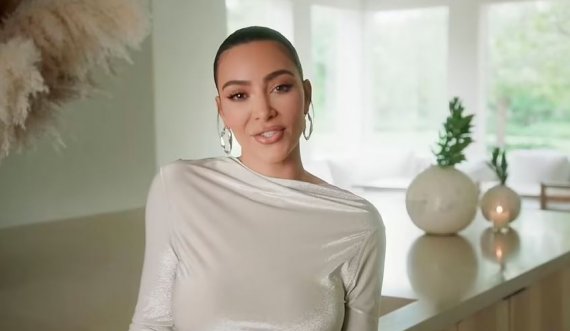 Kim Kardashian u shfaq e veshur me ngjitës 
