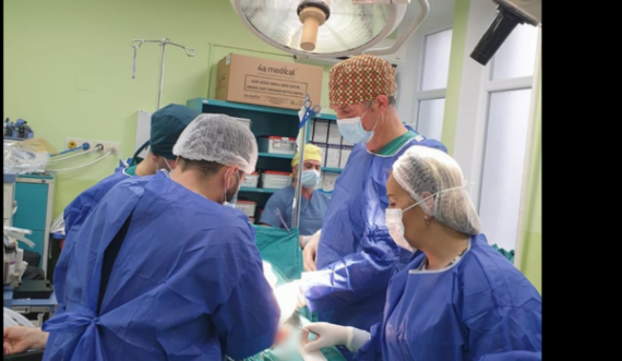 Në Klinikën e Kirurgjisë Abdominale kryhet me sukses një operacion i rrallë te një 21 vjeçare