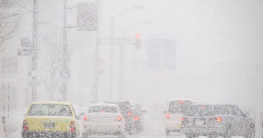 Borë e stuhi, bllokohen disa hekurudha pezullohen fluturimet