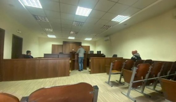 Vodhën një tavolinë në kishën në Janjevë, dy të akuzuarit dalin para gjykatës