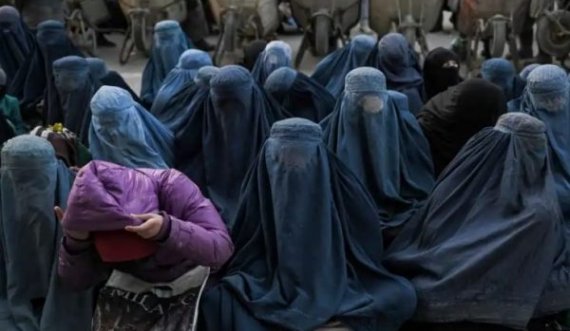 Vendimi ekstrem i talebanëve, u kërkojnë grave të mbulohen, qoftë edhe me batanije