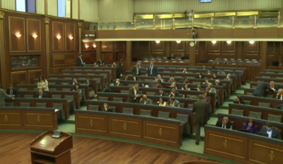 Ministrat e Kurtit s’i paraqesin projektligjet sipas rendit të ditës, LDK e lëshon seancën