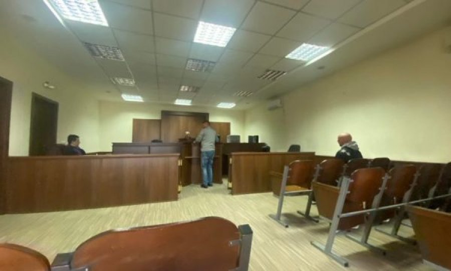 Vodhën një tavolinë në kishën në Janjevë, dy të akuzuarit dalin para gjykatës