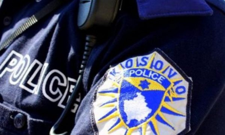 Policia ndaloi veturën, pasagjeri u bë kinse po hynë në banjon e lokalit- policia i konfiskon armën