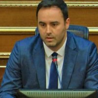 Shefi i stafit të Konjufcës ironizon me qeverinë nën hije të PDK-së