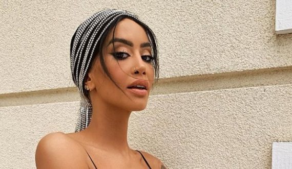 Dafina Zeqiri shfaqet mahnitëse, pozon me dekolten e hapur