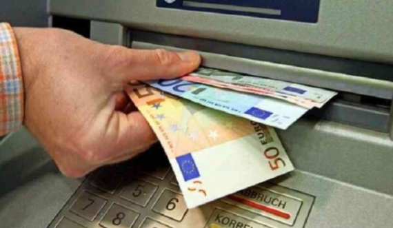 Klienti bën kërdi në një bankë në Prishtinë, deponohen 1 mijë e 900 euro false