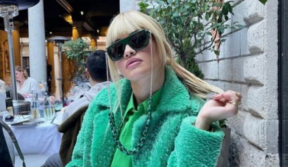 Rita Ora tejet me stil pozon nga Milano