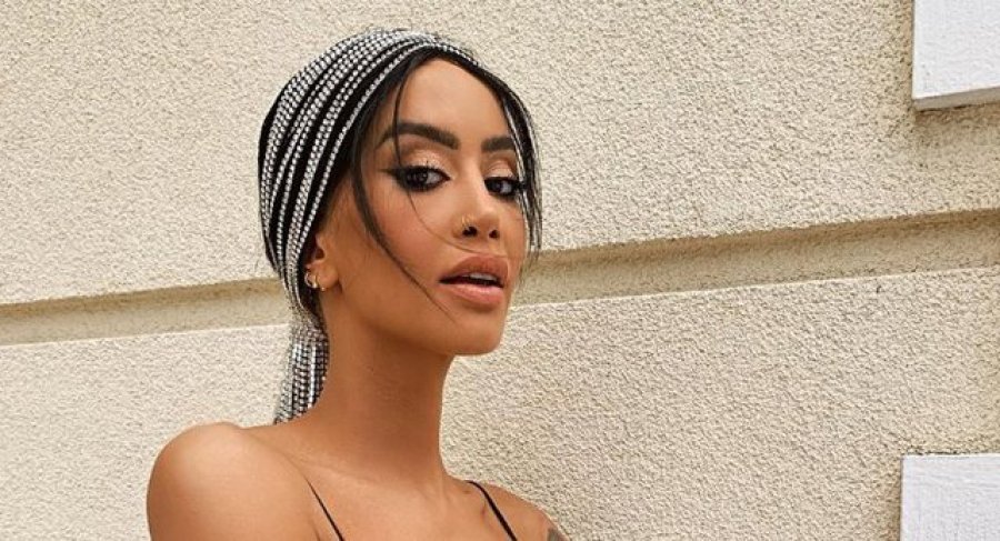 Dafina Zeqiri shfaqet mahnitëse, pozon me dekolten e hapur