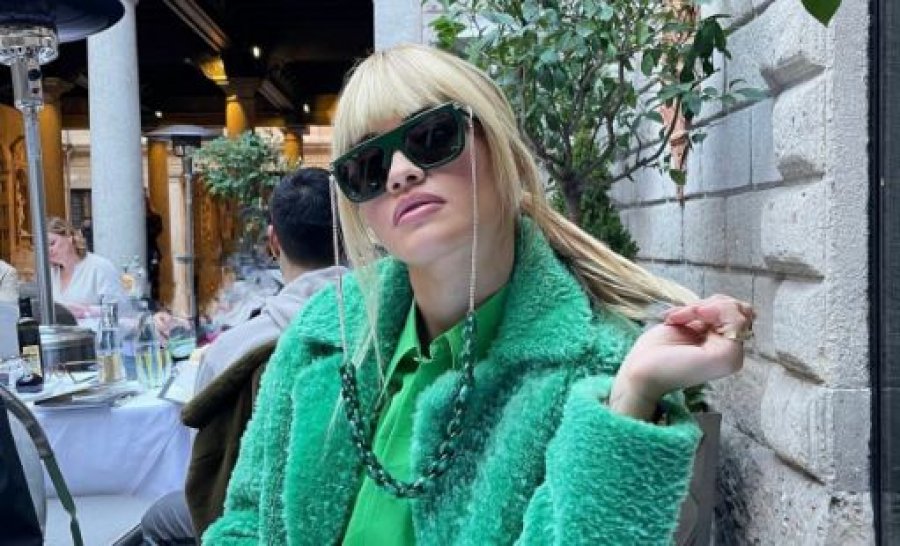 Rita Ora tejet me stil pozon nga Milano