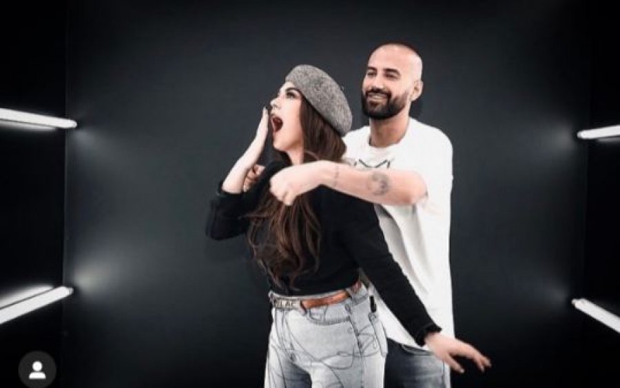 Fifi pozon e lumtur me të dashurin