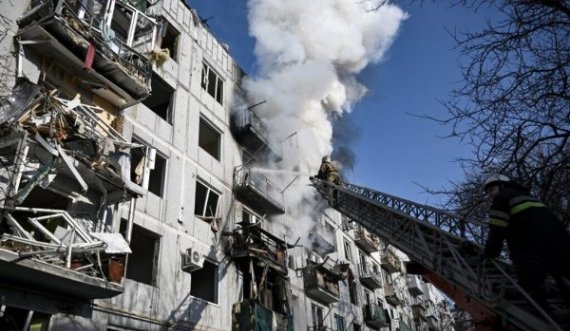 AFP sjell pamjet e njerëzve të vrarë dhe ndërtesave të shkatërruara në Ukrainë pas sulmit rus