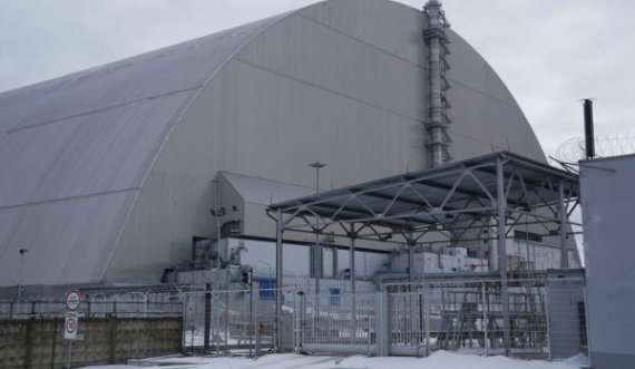 Forcat ruse hyjnë në Çernobil, luftimet e shkatërrojnë impiantin për mbajtjen e mbetjeve bërthamore