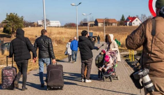 “Ata që kanë para po ikin”, kolona të gjata të njerëzve në kufirin Ukrainë-Hungari