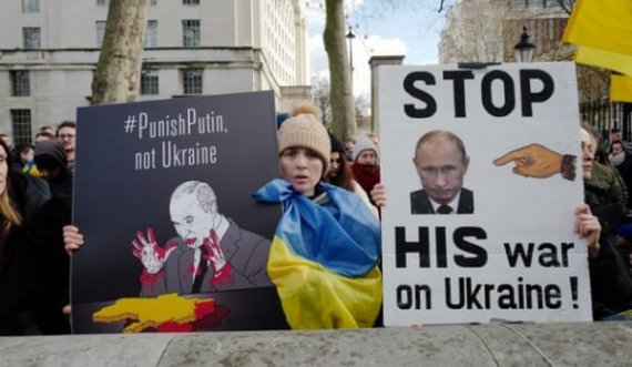 Protestë në Londër kundër pushtimit të Ukrainës nga Rusia: Ndaleni luftën