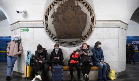 E dhimbshme, qytetarët e Kievit i përdorin si bunkere për strehim stacionet e metrosë