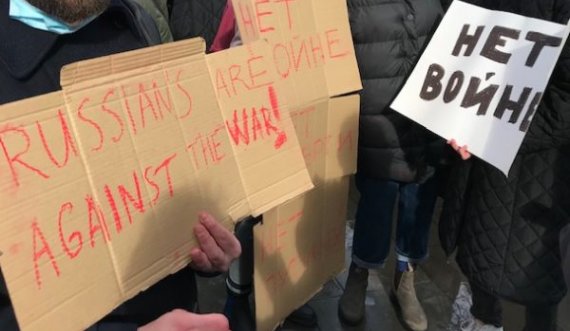 Disa të rinj rusë protestojnë me ukrainasit kundër luftës: Turp që kjo po bëhet në emrin tonë