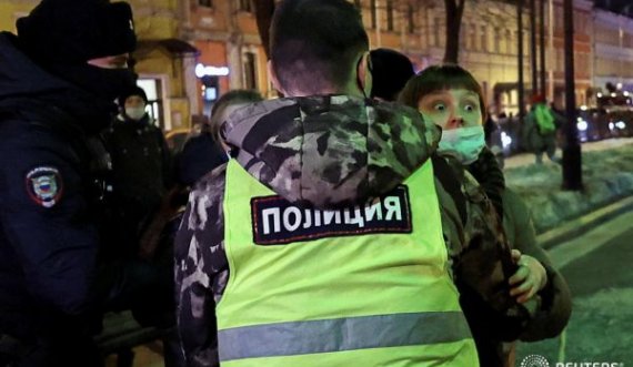 Protesta kundër luftës në Ukrainë po mbahen në 40 qytete ruse, policia arreston qindra qytetarë