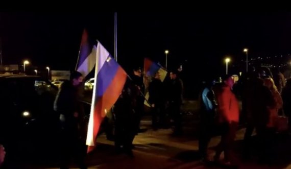Forcat pro-serbe bllokojnë rrugët në Mal të Zi dhe brohorasin emrin e Putinit