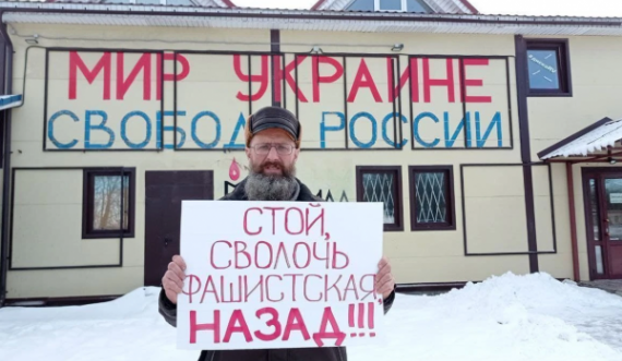 Protestuesi rus në Shën Petersburg me mesazh për Putinin: Ndalo, bastard fashist, kthehu