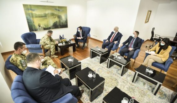 Siguria e Kosovës pas ngjarjeve në Ukrainë, Kurti bashkë me Sveçlën e Mehajn takojnë komandantin e KFOR-it